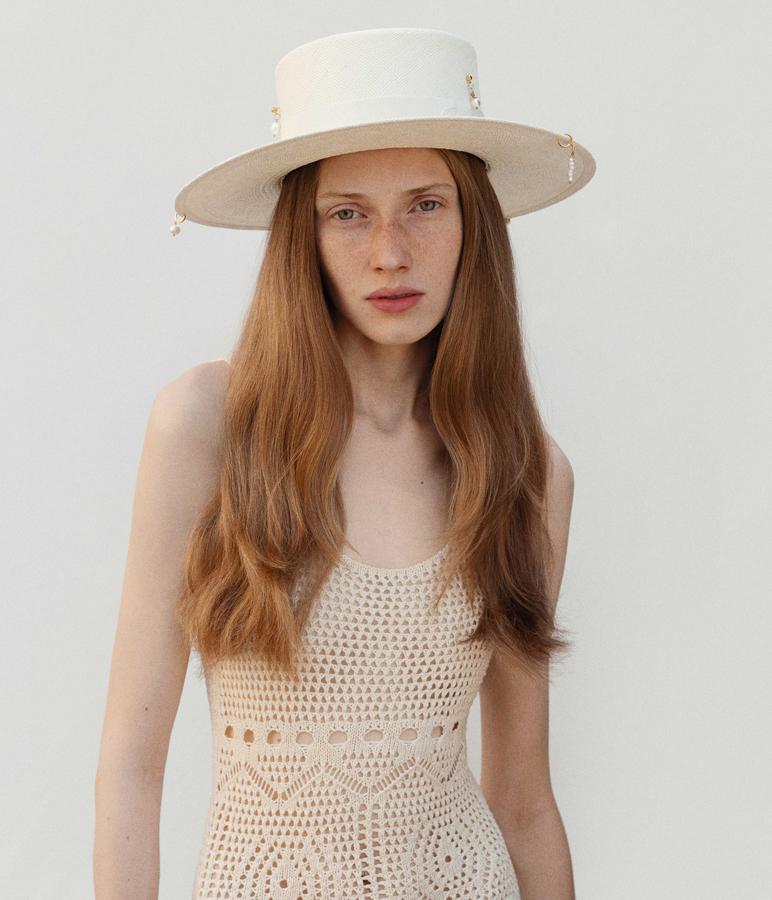 «The hat». Endless summer stories CNT035-STR-BOX Ruslan Baginskiy «The hat». Endless summer stories CNT035-STR-BOX Ruslan Baginskiy