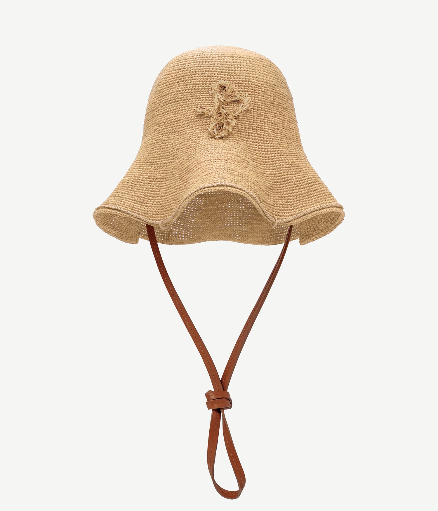 ALLwithoudDIS, Is it a Hat? Is it a Bag? It’s a HatBag! Історія назви цієї сумки-трансформера найбільш особлива. Якщо форма попередніх – наша інтерпретація корзинки та тоута, то хайлайт колекції – винахід Ruslan Baginskiy, і наглядно демонструє еволюцію бренду, основою якого більше 8 років були головні убори. Тому вона отримала власну назву, що якнайкраще підкреслює її ідею. HatBag – це аксесуар-трансформер, який можна носити як солом’яну панаму, а також як сумку на довгій шкіряній ручці, через плече або на руці. «Я працюю із соломою та плетінням з моменту заснування бренду, і мені давно було цікаво еволюціонувати до інших форм та виробів, створити цілісний літній образ звертаючись до українських технік», – розповідає Руслан. Висота 16 смДіаметр 18 смДовжина ручки 108 см