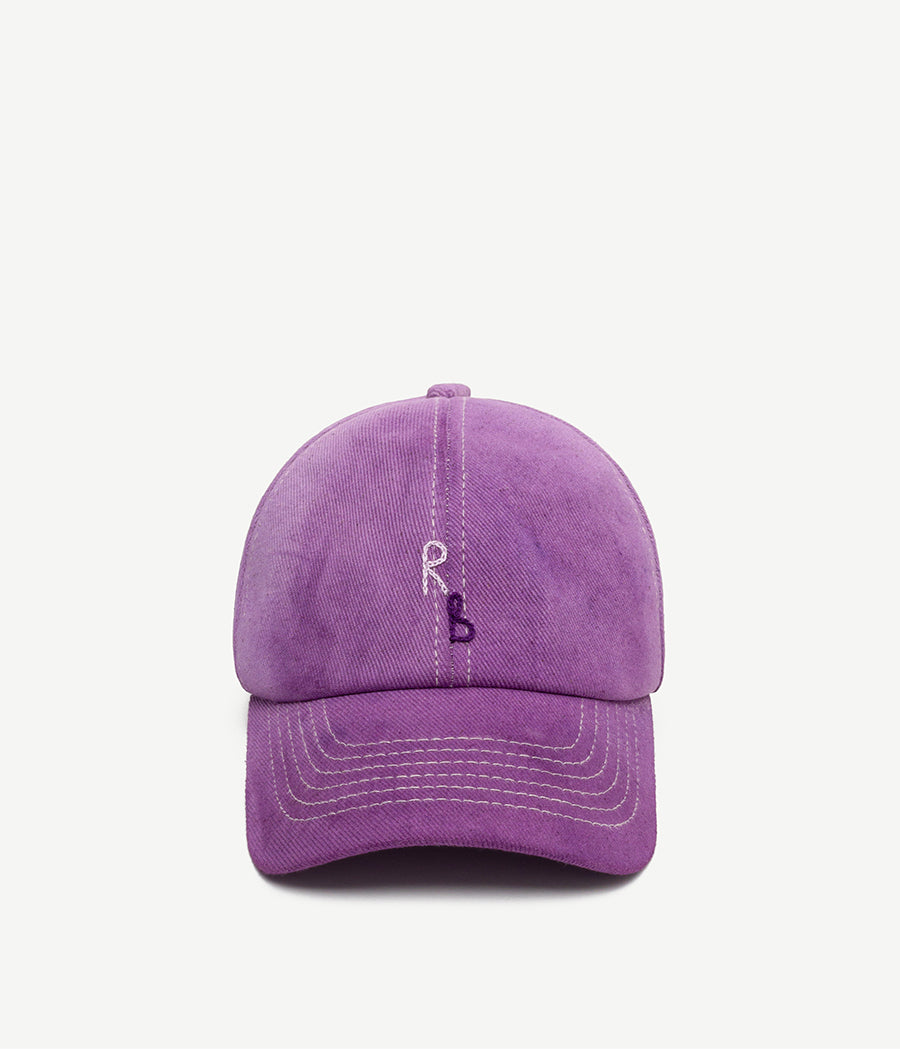44_20, Ruslan Baginskiy Purple Baseball CapBaseball Cap, виконана з м'якої бавовни в делікатному фіолетовому відтінку. Акцентована акуратною білою строчкою та завершена вишитою вручну монограмою RB.Виготовлено вручну в Україні.