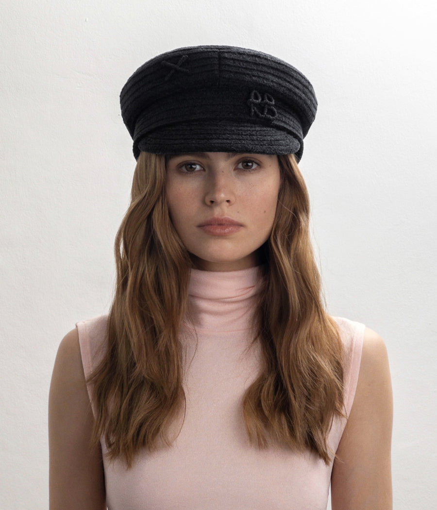 ハット RUSLAN BAGINSKIY FW25 (KPC033 040PF25 WP YOGREY) Crystal-embellished Black Satin Baker Boy Cap • Ruslan