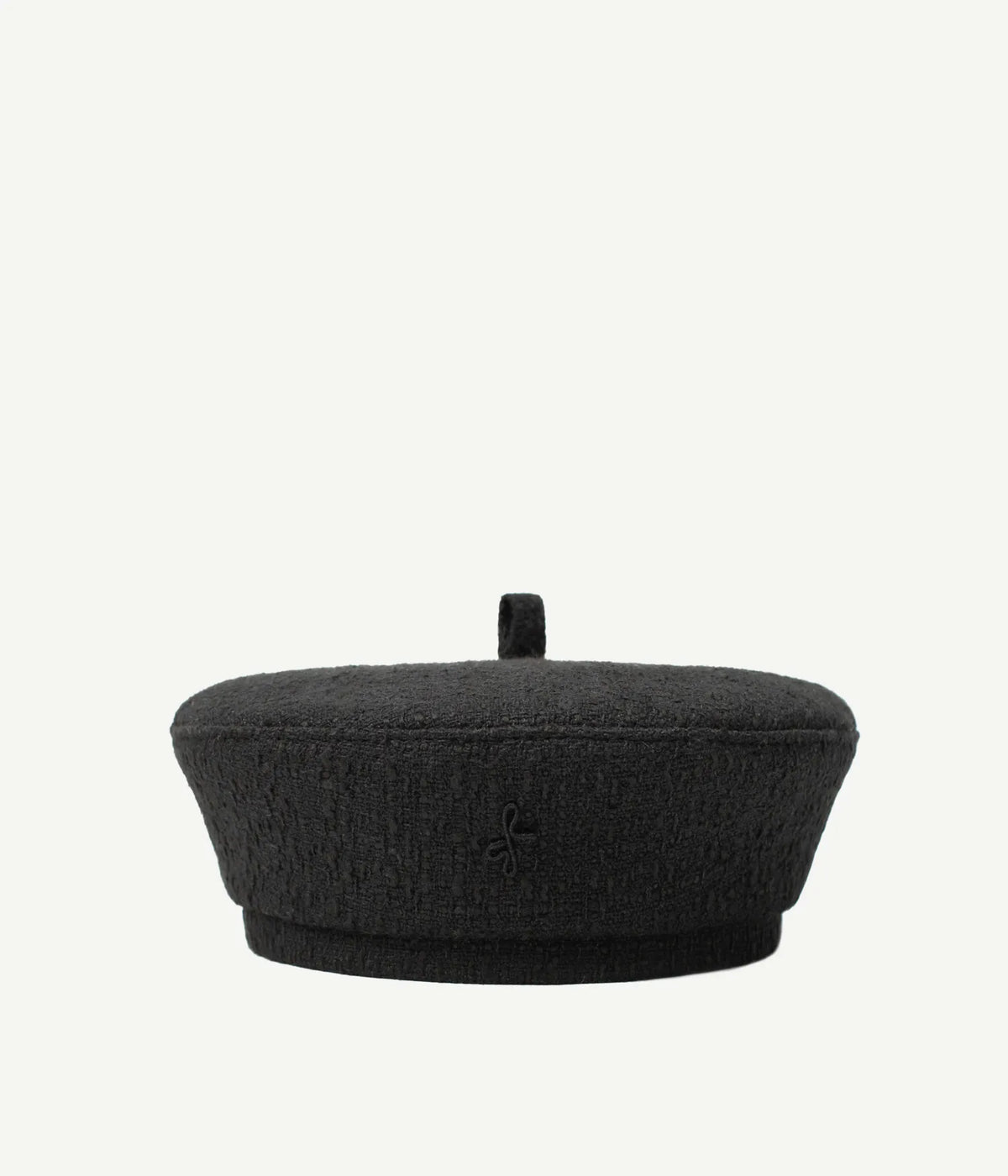 Bawełna, Ruslan Baginskiy Black Tweed BeretBeret — przylegające nakrycie głowy o miękkiej formie i charakterystycznej okrągłej sylwetce. Strukturalna forma ułatwia stylizację. Wykonany z fakturowego czarnego tweedu. Wykończony górną pętelką i ręcznie haftowanym monogramem RB z przodu.Wykonano ręcznie w Ukrainie.
